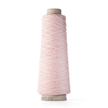 Ito Shimo Pale Blush 857 producido en un antiguo sistema de hilado