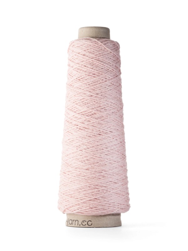 Ito Shimo Pale Blush 857 producido en un antiguo sistema de hilado