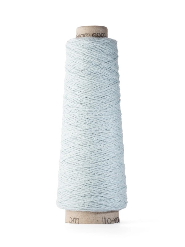 Ito Shimo Pale Blue 871 producido en un antiguo sistema de hilado