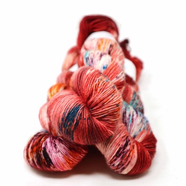 Uschitita Merino Singles Strike a pose